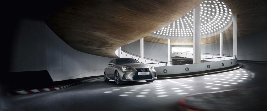  Lexus IS300h 2016 года  (WW) (фото 4 из 28)